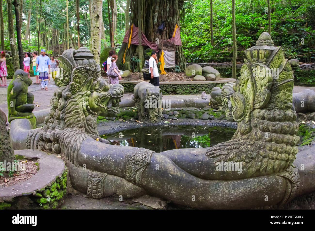 UBUD, BALI - 22. FEBRUAR 2011: Monkey Forest ist das Heiligtum der balinesischen Long-tail Affe in Ubud Stadt, Insel Bali in Indonesien Stockfoto