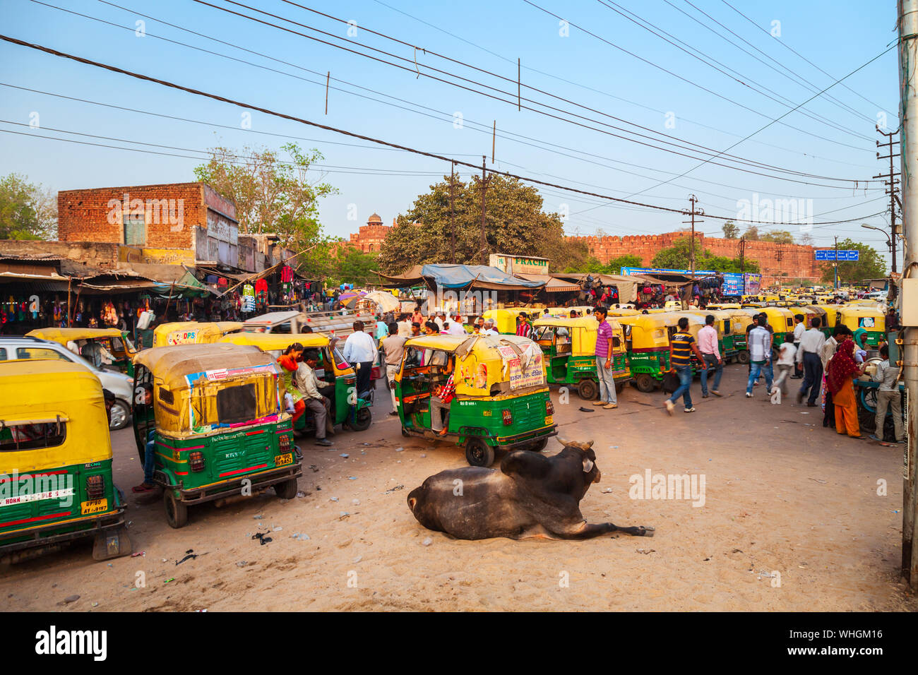 AGRA, INDIEN - 10. APRIL 2012: Viele Rikschas auf der Straße in der Stadt Agra, Uttar Pradesh in Indien Stockfoto