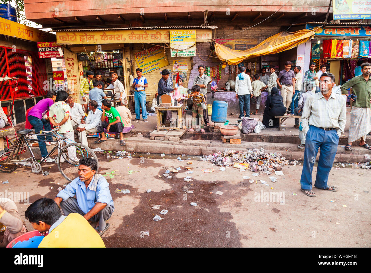 AGRA, INDIEN - 10. APRIL 2012: eine Menge Müll auf der Straße in der Stadt Agra, Uttar Pradesh in Indien Stockfoto