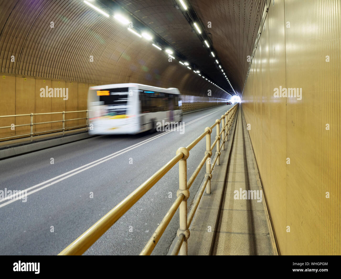 Ein Kanal Inseln-Bus durch den Straßentunnel, St Helier, Jersey, Channel Islands. Stockfoto