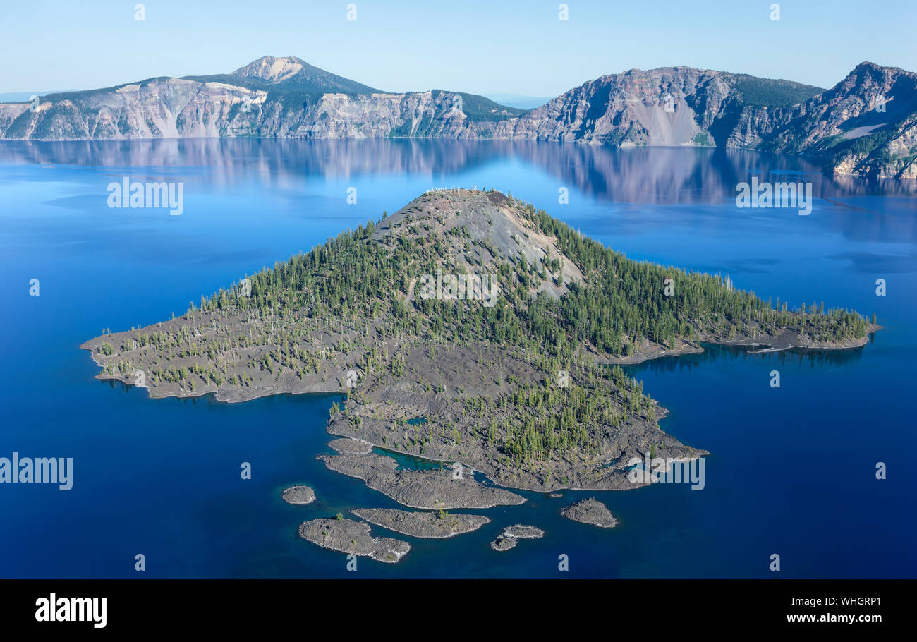Ein Blick auf den Kratersee und Wizard Island in Oregon. Der See ist berühmt für seine tiefe blaue Farbe und die Klarheit. Die Insel ist vulkanischen Ursprungs und Schlackenkegel. Stockfoto