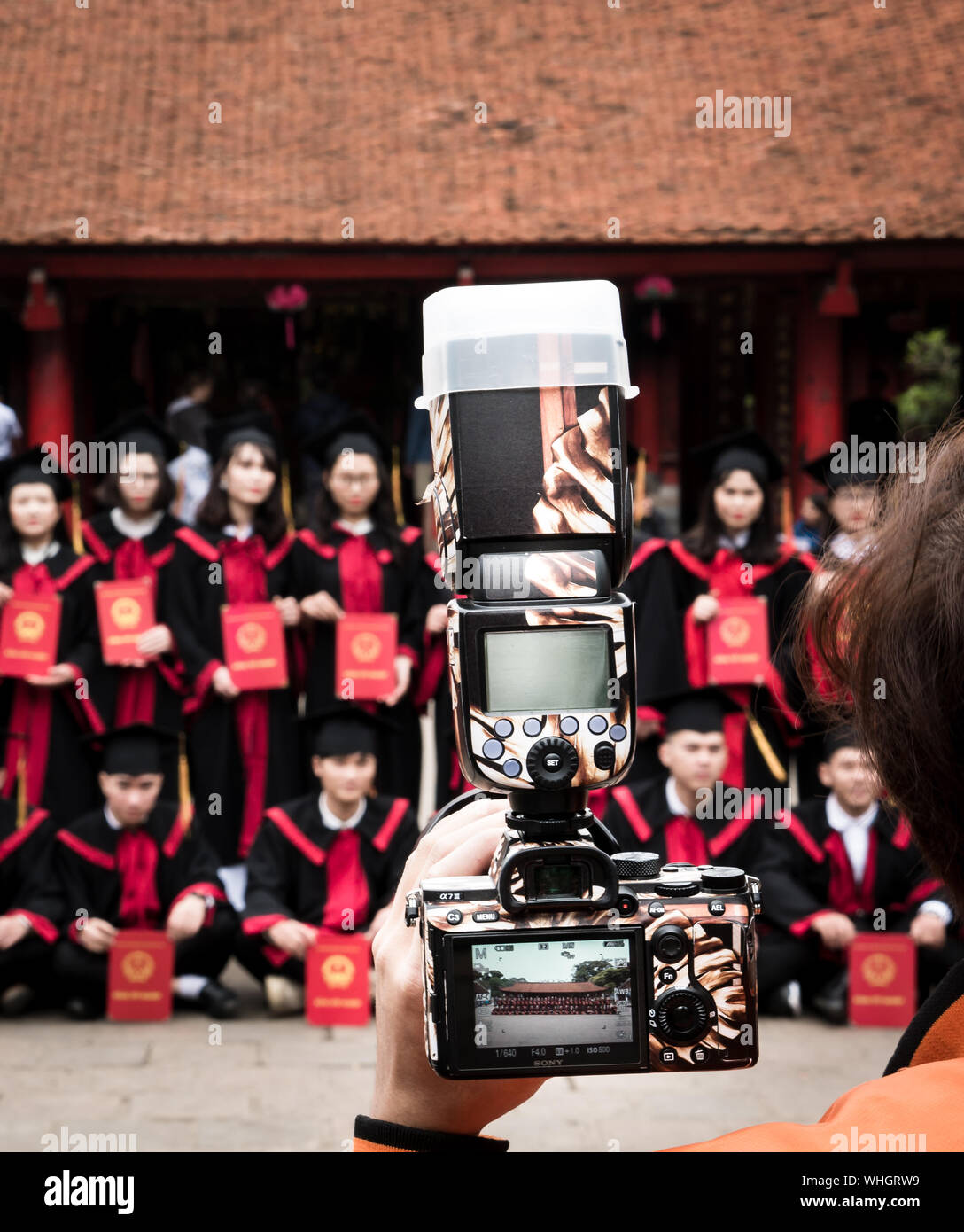 Professionelle Foto Shooting mit vietnamesischen Studenten feiern Universität Promotion an Tempel der Literatur, Hanoi, Vietnam, Vorderansicht Stockfoto