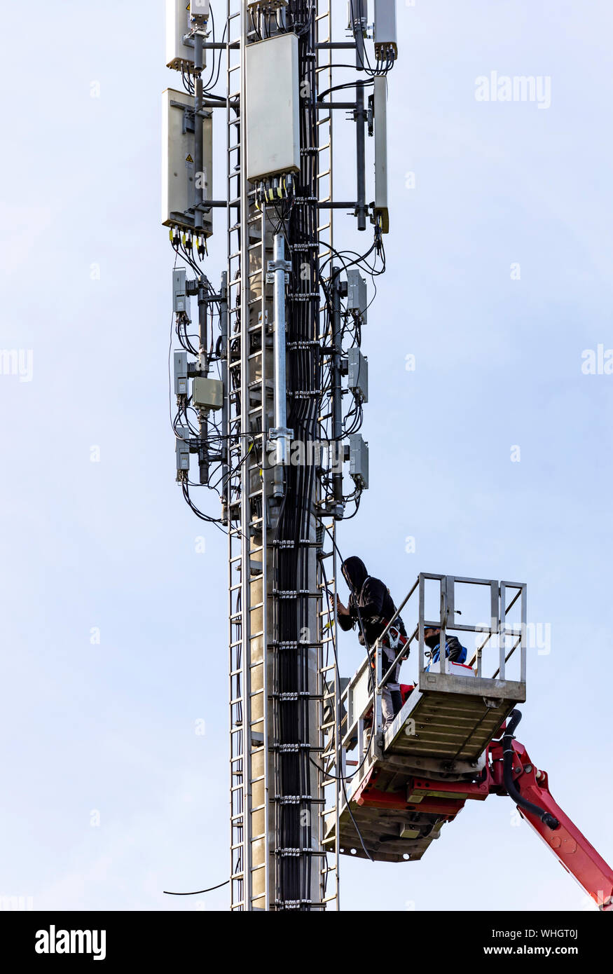 Radio Mast, Mobilfunk, Telefon, aktualisiert werden, mit neuen Antennen ausgestattet. Deutschland Stockfoto