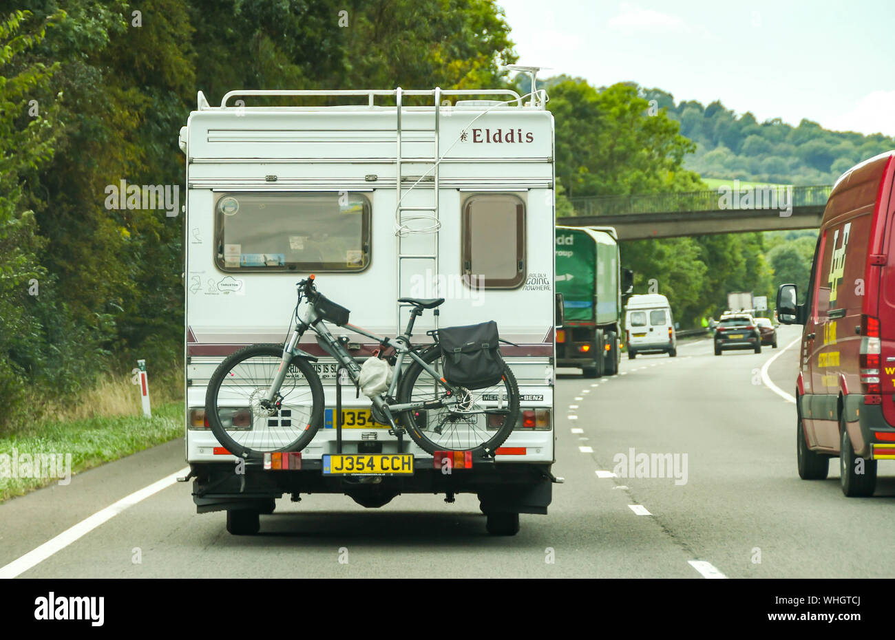 MONMOUTH, WALES - September 2018: Hinten von einem Wohnmobil mit einem Fahrrad auf einem Rack auf die zweispurige Straße in der Nähe von Monmouth Stockfoto