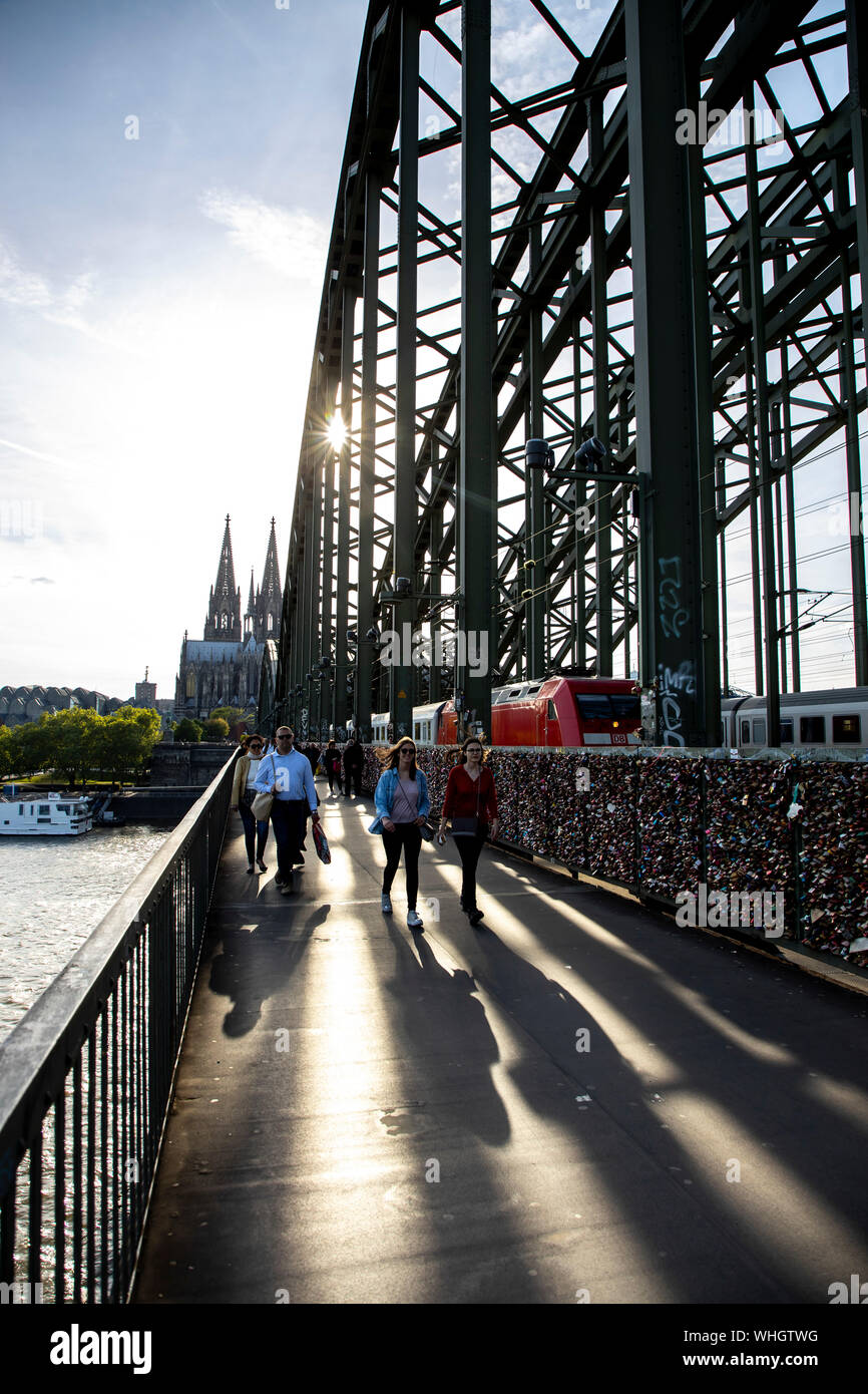 Köln Hohenzollernbrücke, Fußgänger- und Eisenbahnbrücke über den Rhein, Dom zu Köln, Deutschland Stockfoto