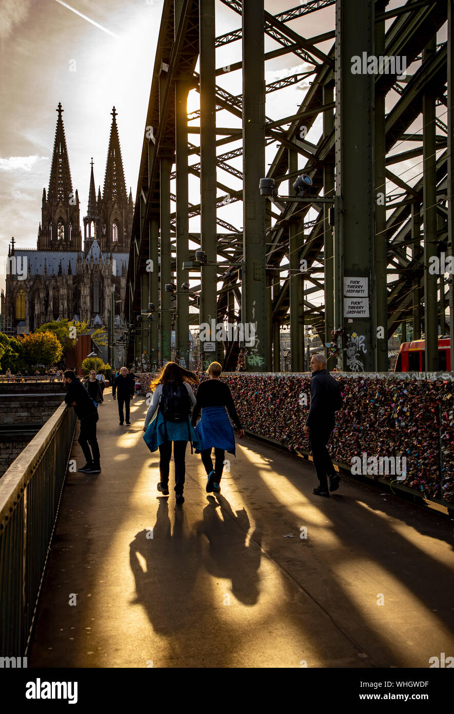 Köln Hohenzollernbrücke, Fußgänger- und Eisenbahnbrücke über den Rhein, Dom zu Köln, Deutschland Stockfoto