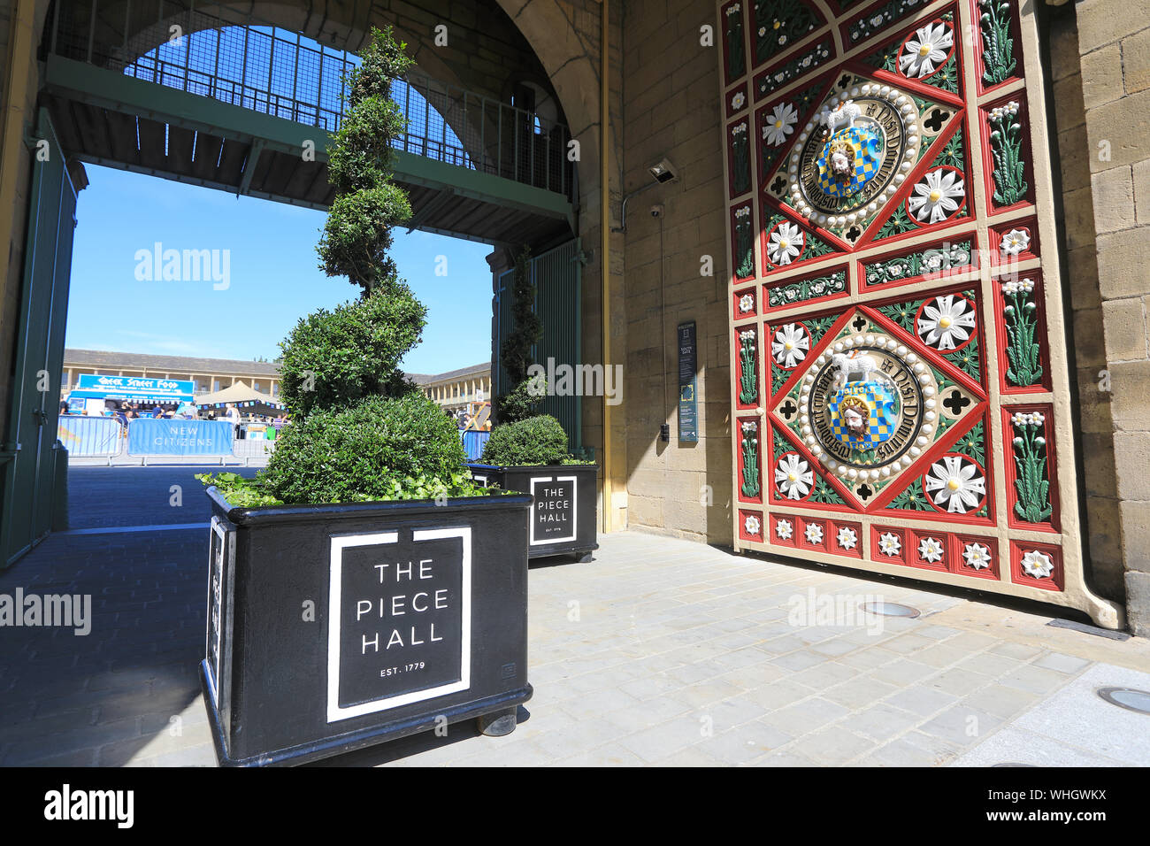 Eingang zum Piece Hall, ein großes Tuch aus dem 18. Jahrhundert, im Zentrum von Halifax, jetzt Gehäuse Geschäfte, Bars und Restaurants, in West Yorkshire, UK Stockfoto