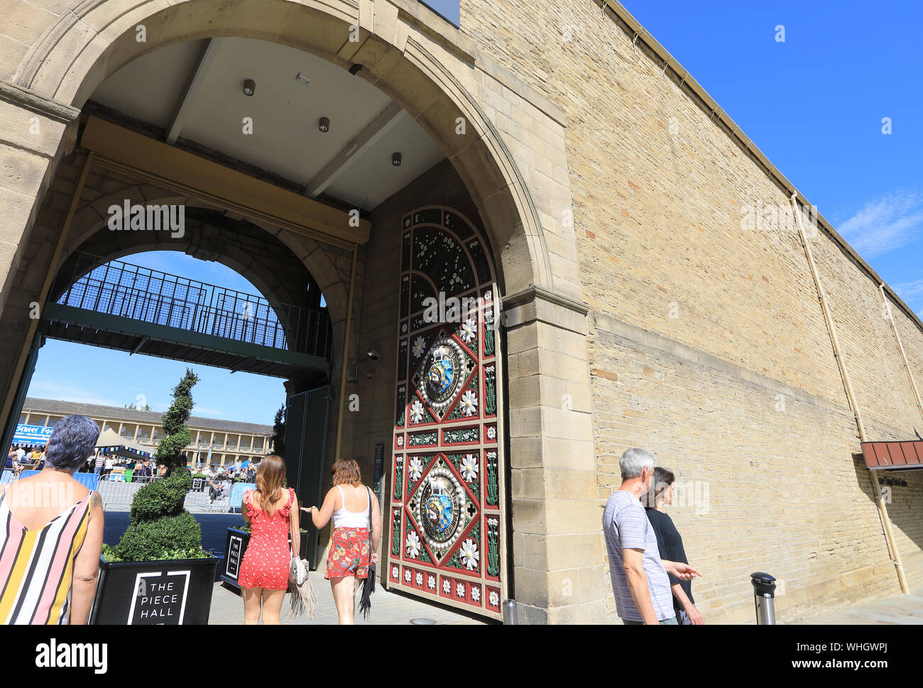 Eingang zum Piece Hall, ein großes Tuch aus dem 18. Jahrhundert, im Zentrum von Halifax, jetzt Gehäuse Geschäfte, Bars und Restaurants, in West Yorkshire, UK Stockfoto