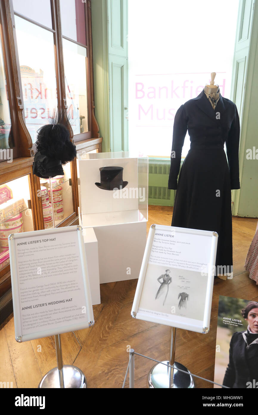 Kostüme aus dem Gentleman Jack TV-Serie, in Bankfield Museum, der ehemaligen Heimat von Edward Akroyd, in Halifax, Calderdale, West Yorkshire, UK Stockfoto