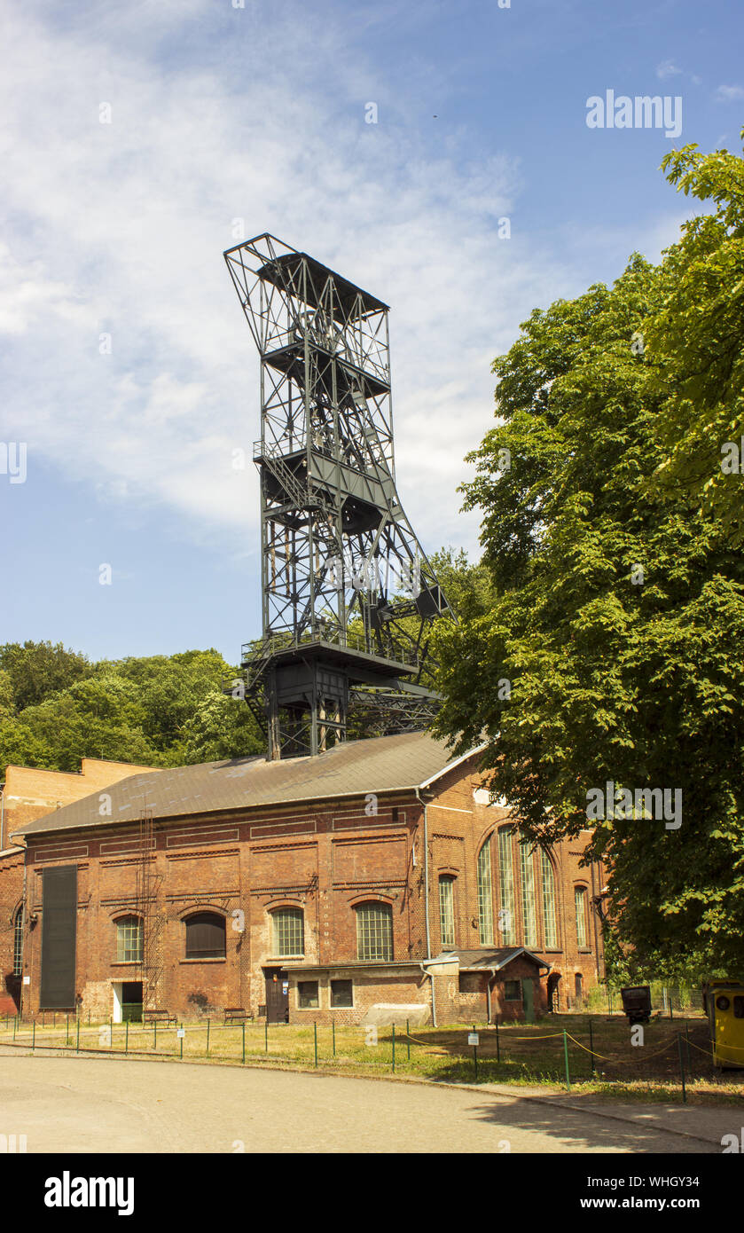 Das Bergwerk Tower für schwarze Kohle Bergbau Landek in der Stadt Ostrava in der Tschechischen Republik. Im Hintergrund ist blauer Himmel mit weißen Wolken. Wälder sind Bäume Stockfoto