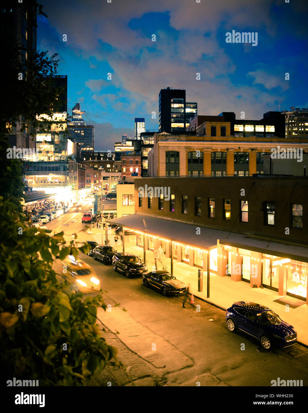 NEW YORK CITY - 24. AUGUST 2019: Blick von oben auf die Stadt Straße im Meatpacking District von Manhattan bei Nacht mit Lichtern gesehen. Stockfoto