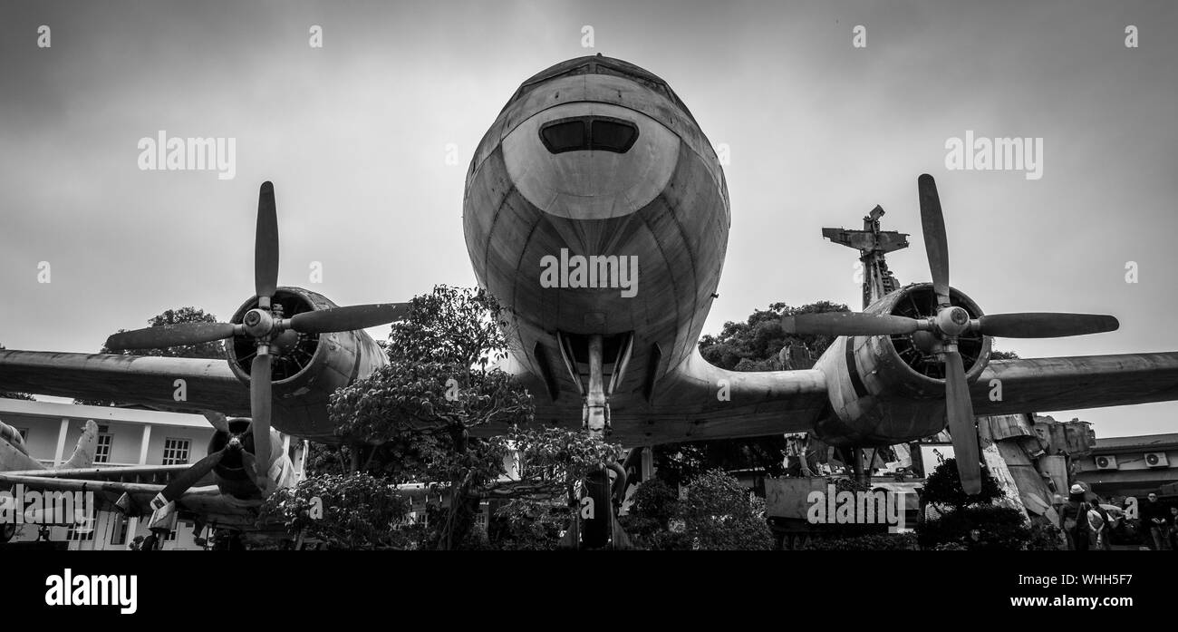Abgestürzt militärischen Propeller Flugzeuge der US Air Force als Symbol für den Sieg im amerikanischen Krieg im Krieg Museum in Hanoi, Vietnam Stockfoto