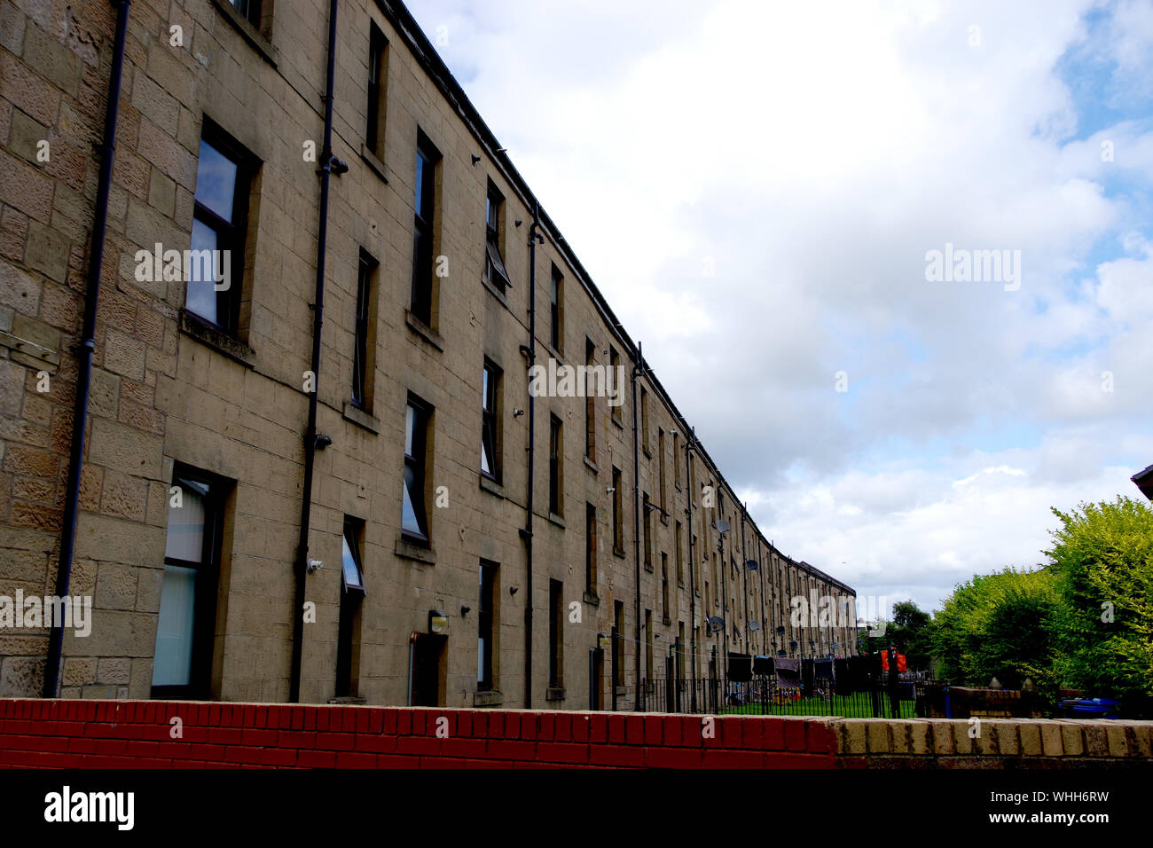 Die Rückseite aus einer Reihe von mietskasernen in Clydebank, Schottland. Stockfoto
