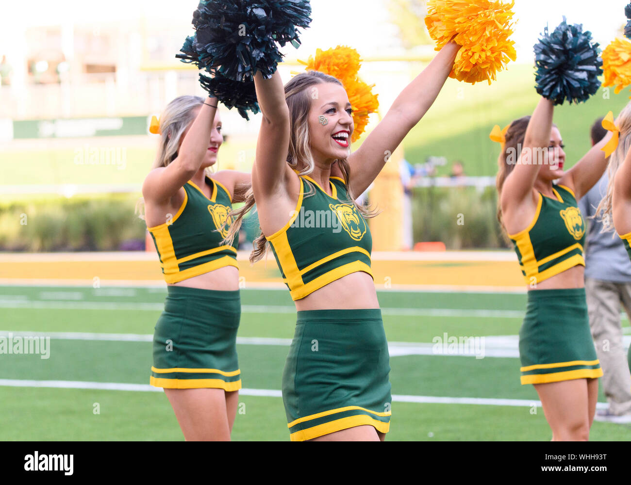 31. August 2019: Baylor Bears Cheerleader ausführen, bevor die NCAA Football Spiel zwischen Stephen F. Austin Holzfäller und der Baylor Bären an McLane Stadion in Waco, Texas. Matthew Lynch/CSM Stockfoto