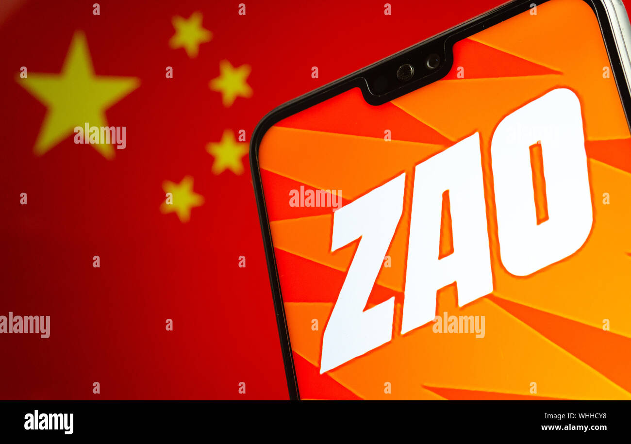 ZAO app-Logo auf dem Bildschirm des Smartphones und den unscharfen Flagge von China auf dem Bildschirm hinter sich. Zao ist derzeit einer Zahl eine unterhaltsame App in China. Stockfoto