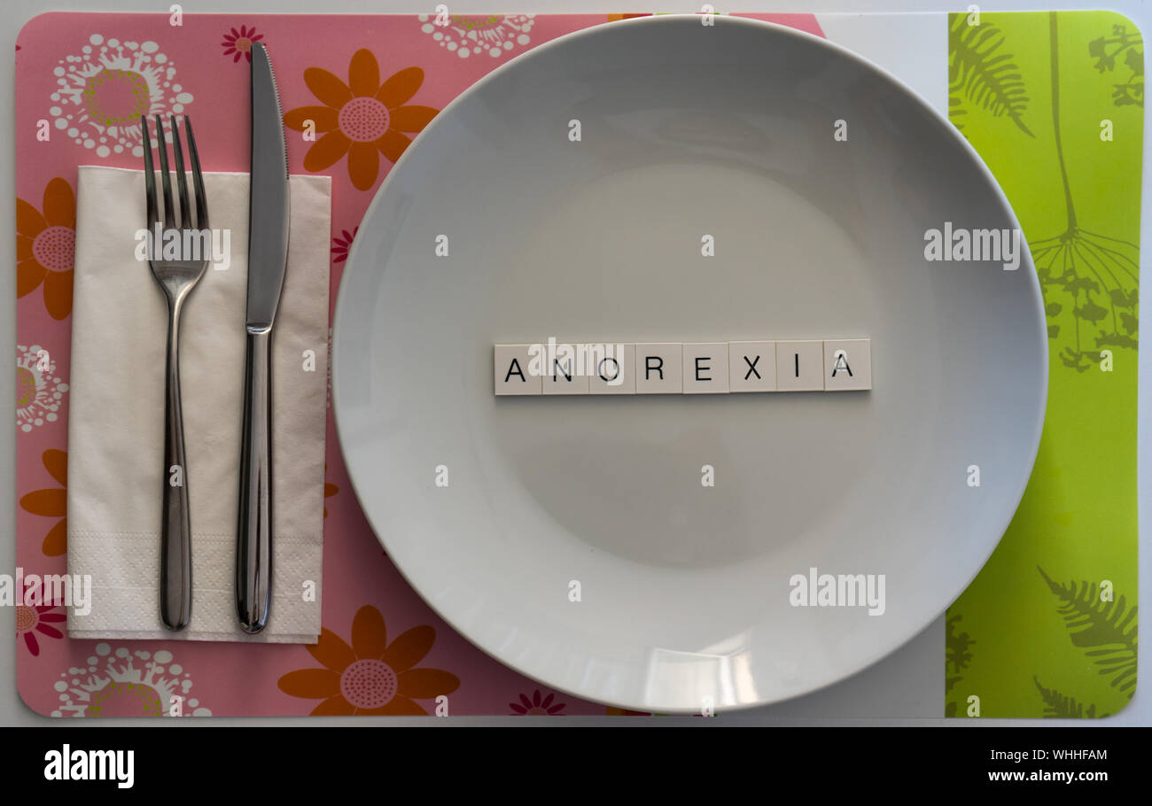 Leeren Teller mit Magersucht in Großbuchstaben geschrieben. Anorexia nervosa Konzept Stockfoto