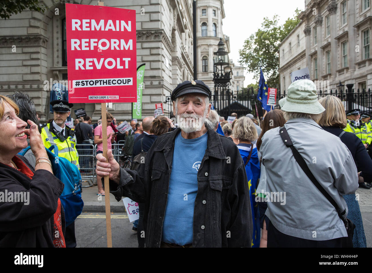 London, Großbritannien. 2. September, 2019. Volkssänger und Frieden Mitkämpfer Jim Radford verbindet Hunderte von Menschen, die an einer der Obersten der Putsch" Protest in Whitehall als Premierminister Boris Johnson macht eine Rede an die Nation vor Downing Street 10, es wird eine Abstimmung über eine allgemeine Wahl, wenn Abgeordnete Stimmen für eine weitere Verzögerung zu Brexit. Credit: Mark Kerrison/Alamy leben Nachrichten Stockfoto