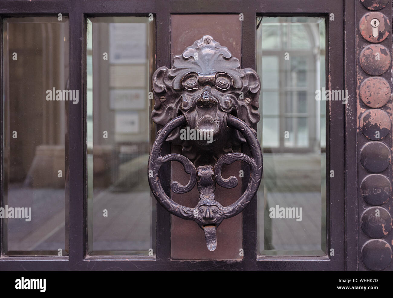 Alte Metall Tür Detail mit einem Lion's Head, in Graz, Steiermark, Österreich Stockfoto
