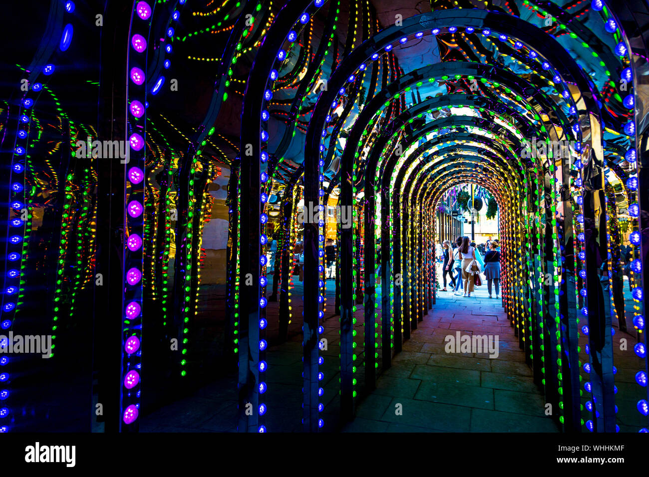 Tunnel aus Licht und Spiegel in der Passage der Conduit den Hof in Covent Garden, London, UK Stockfoto