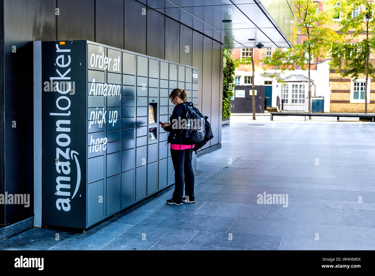 Person Abholung Paket von einem Self-service-Amazon Schließfach, London, UK Stockfoto