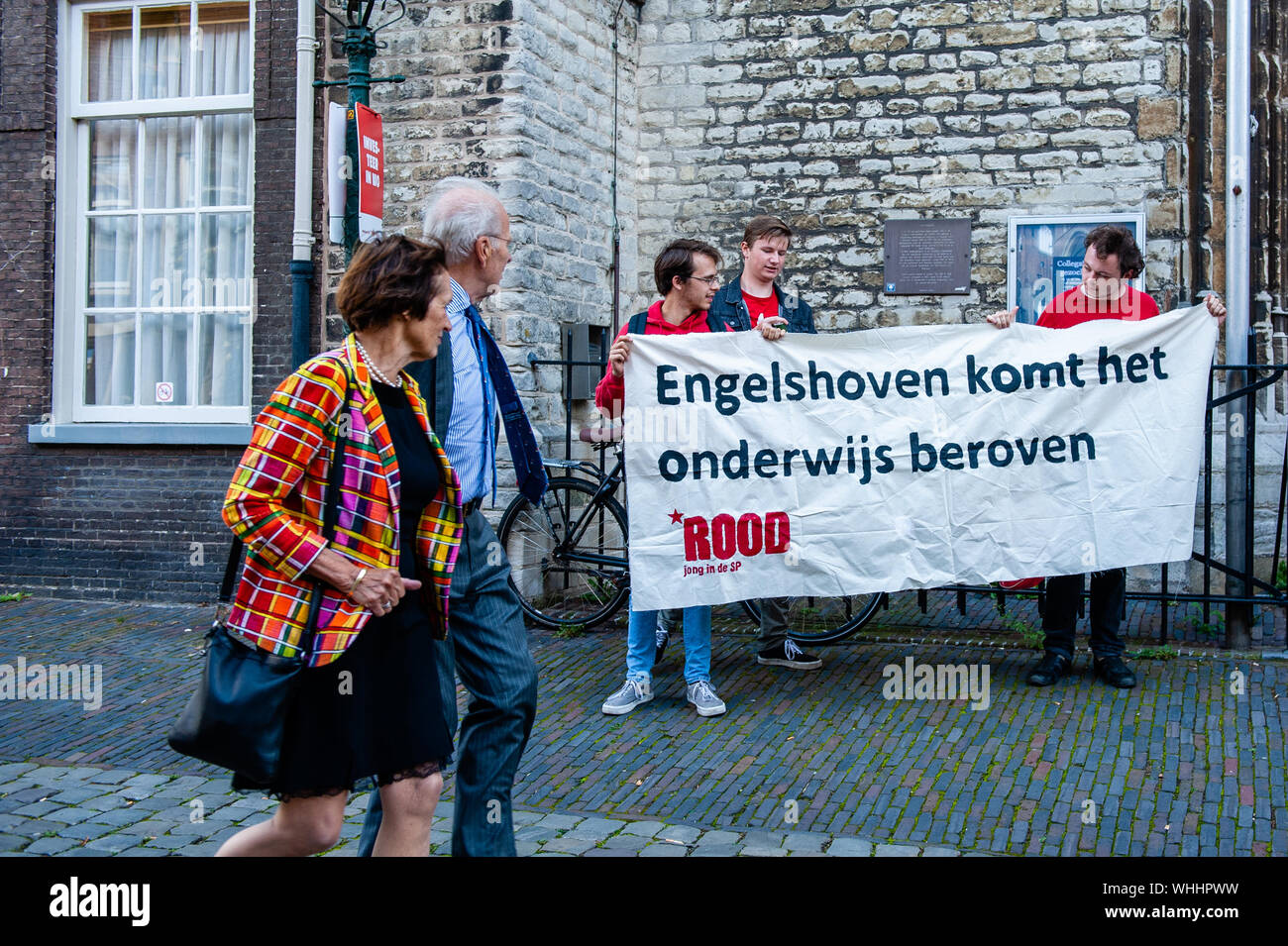 Die Leute halten einen Protest Banner vor dem Eingang zum offiziellen Festakt. als Vorstand der Universität Leiden die Eröffnung des Akademischen Jahres 2019-2020 besucht, Hunderte von Studenten versammelt, um gegen die Kürzungen in der universitären Bildung in den Niederlanden von Beratung Bericht der Van Rijn Ausschuss für die Finanzierung der Hochschulbildung vorgeschlagen. Der Protest in die Nähe des Ortes, an der offiziellen Zeremonie an der Pieterskerk Kirche und Redner aus der ganzen wissenschaftlichen Bereich beteiligt waren. Stockfoto