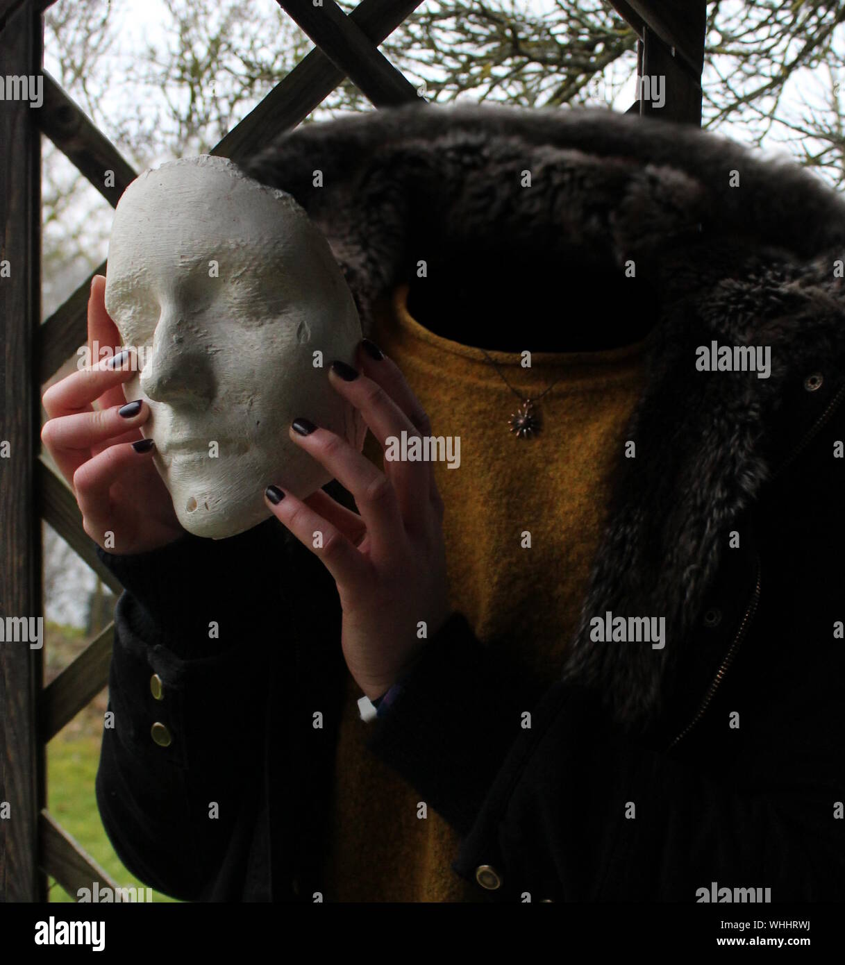 Digital Composite von Invisible Woman Holding Maske Stockfoto