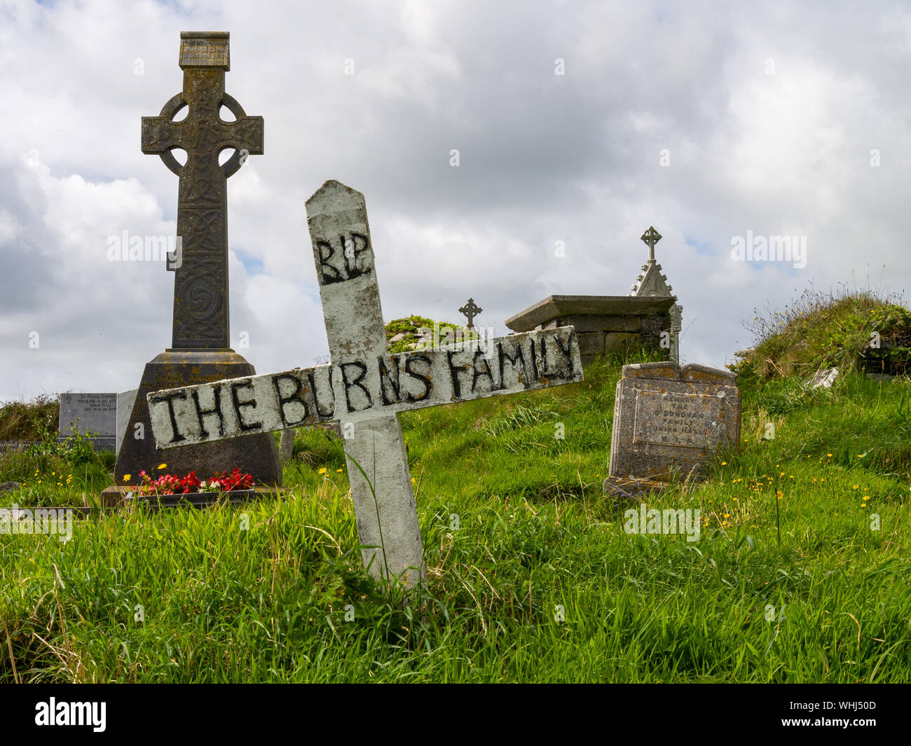 Familie Beerdigung Plot oder Grab mit einem einfachen Kreuz markiert Stockfoto