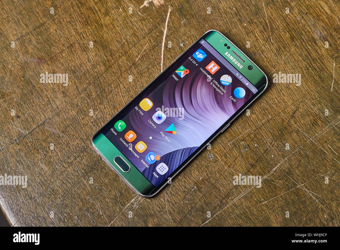 Android Smartphone auf einem Schreibtisch Stockfoto