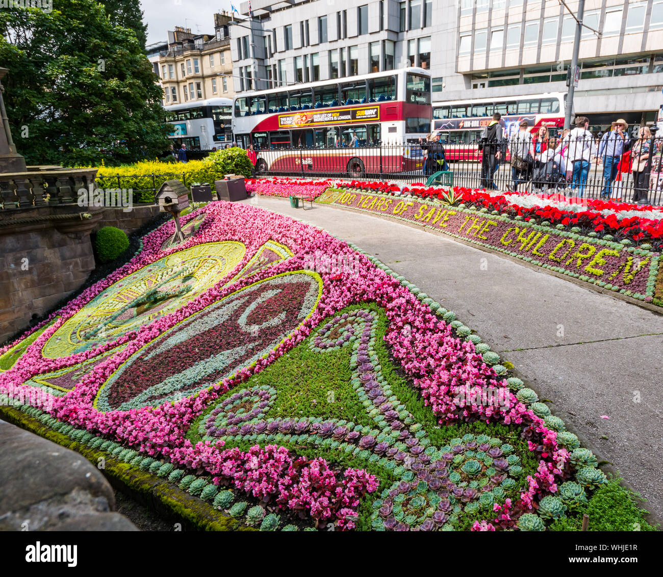Die berühmten historischen älteste Floral Clock feiert Rettet die Kinder Centenary, Princes Street Gardens, Edinburgh, Schottland, Großbritannien 2019 Stockfoto