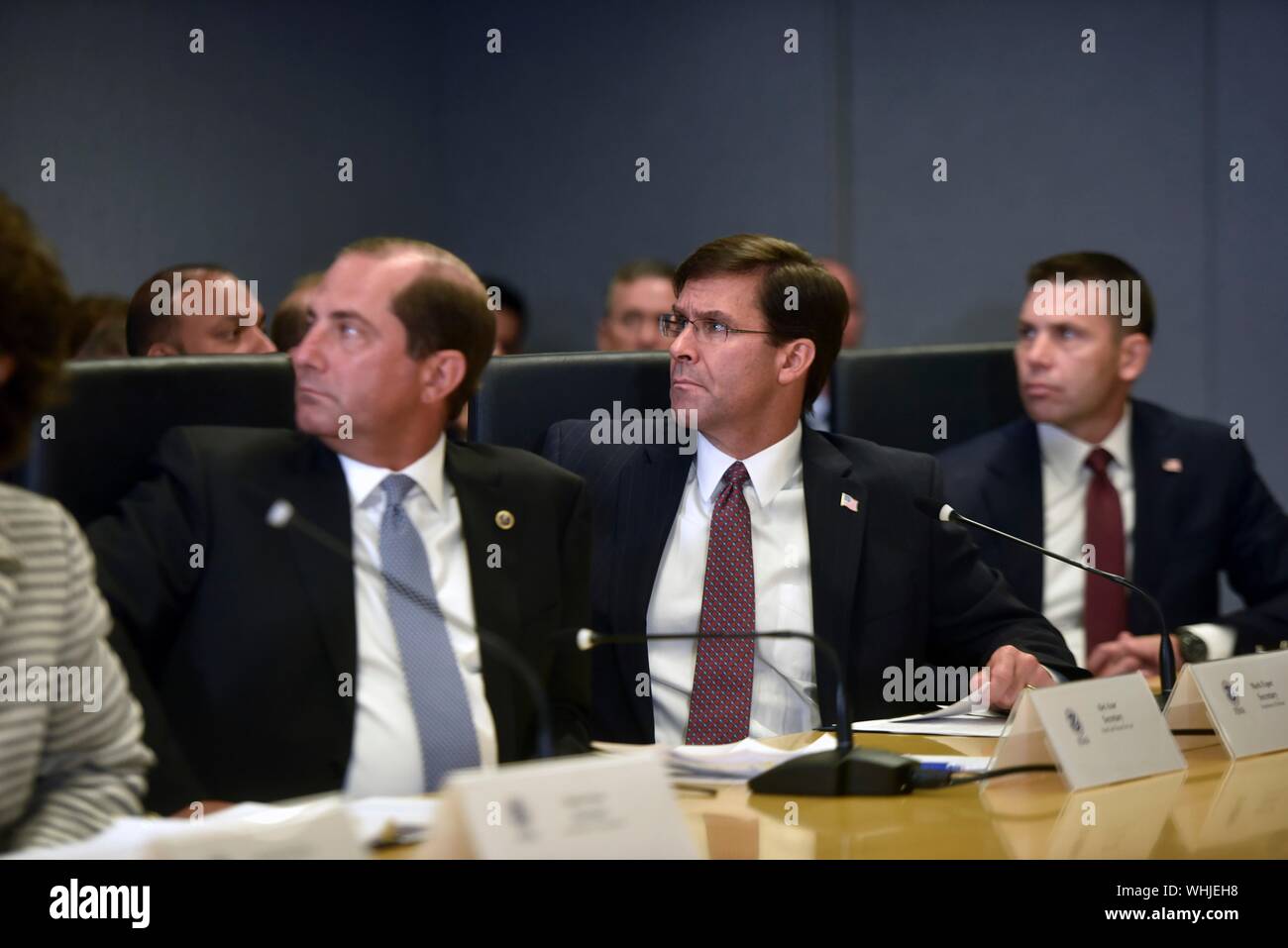 Washington, DC, USA, 01. September 2019. Us-Verteidigungsminister Mark Esper, Mitte, amtierende Sekretär der Homeland Security Kevin McAleenan, rechts, und der Staatssekretär, Alex Azar, Links, während eines Hurrikans Dorian Unterrichtung durch Präsident Donald Trump an der Federal Emergency Management Agency September 1, 2019 in Washington, D.C. Quelle: Jim Greenhill/Planetpix/Alamy leben Nachrichten Stockfoto