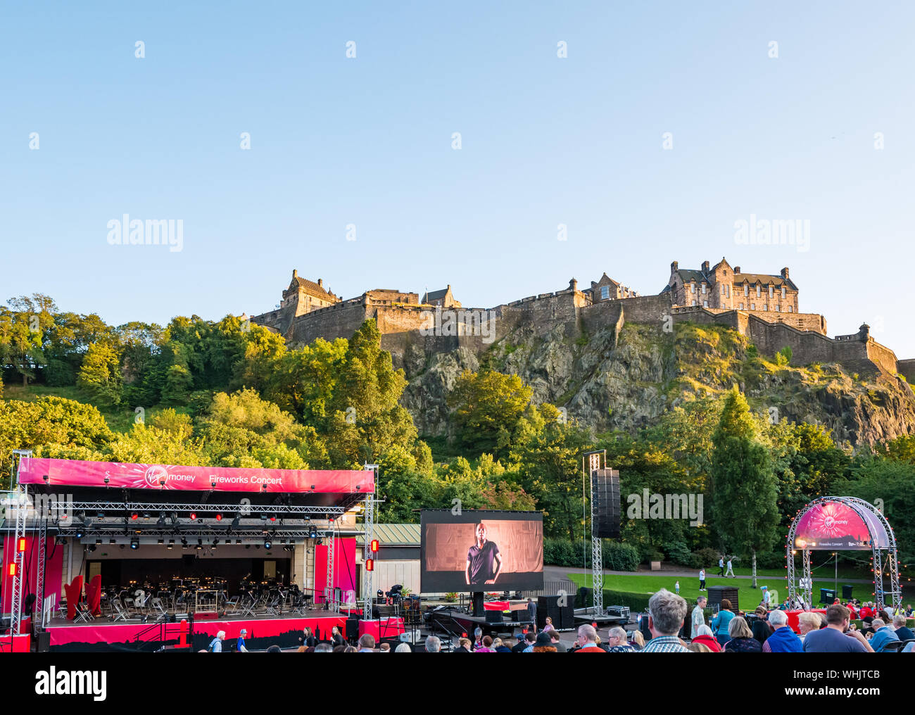 Publikum warten auf Virgin Money Feuerwerk Konzert, Edinburgh International Festival 2019, mit Schloss Edinburgh in der Abendsonne, Schottland, Großbritannien Stockfoto