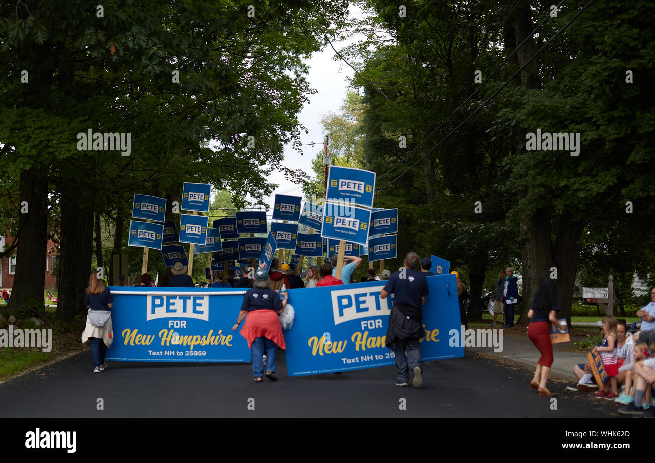 Milford, New Hampshire, USA. 2. Sep 2019. Bernie Sanders war der einzige Präsidentschaftskandidat in der jährlichen Milford New Hampshire Labor Day Parade bis März. Andere Kandidaten hatten die freiwilligen Zeichen während der Parade. Pete Buttigieg Unterstützer. Credit: Allison Abendessen/ZUMA Draht/Alamy leben Nachrichten Stockfoto