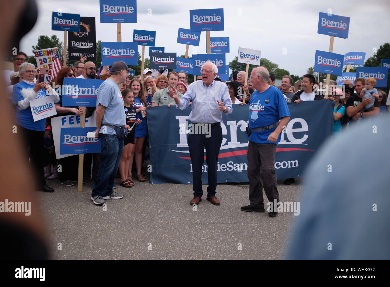 Milford, New Hampshire, USA. 2. Sep 2019. Bernie Sanders war der einzige Präsidentschaftskandidat in der jährlichen Milford New Hampshire Labor Day Parade bis März. Andere Kandidaten hatten die freiwilligen Zeichen während der Parade. Bernie mit Ben und Jerry, aus dem Ice Cream Company. Credit: Allison Abendessen/ZUMA Draht/Alamy leben Nachrichten Stockfoto