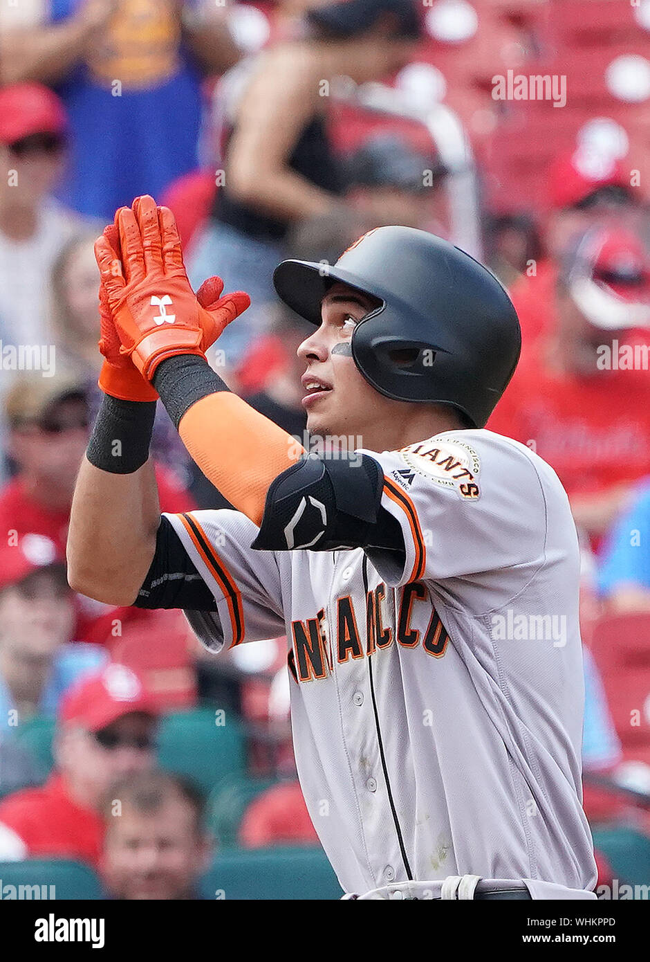 St. Louis, USA. 02 Sep, 2019. San Francisco Giants Mauricio Dubon klatscht in die Hände, als er berührt Home Plate, schlug ein solo Home Run im achten Inning gegen die St. Louis Cardinals am Busch Stadium am Montag, den 2. September 2019. St. Louis besiegt San Francisco, 3-1. Foto von Bill Greenblatt/UPI Quelle: UPI/Alamy leben Nachrichten Stockfoto