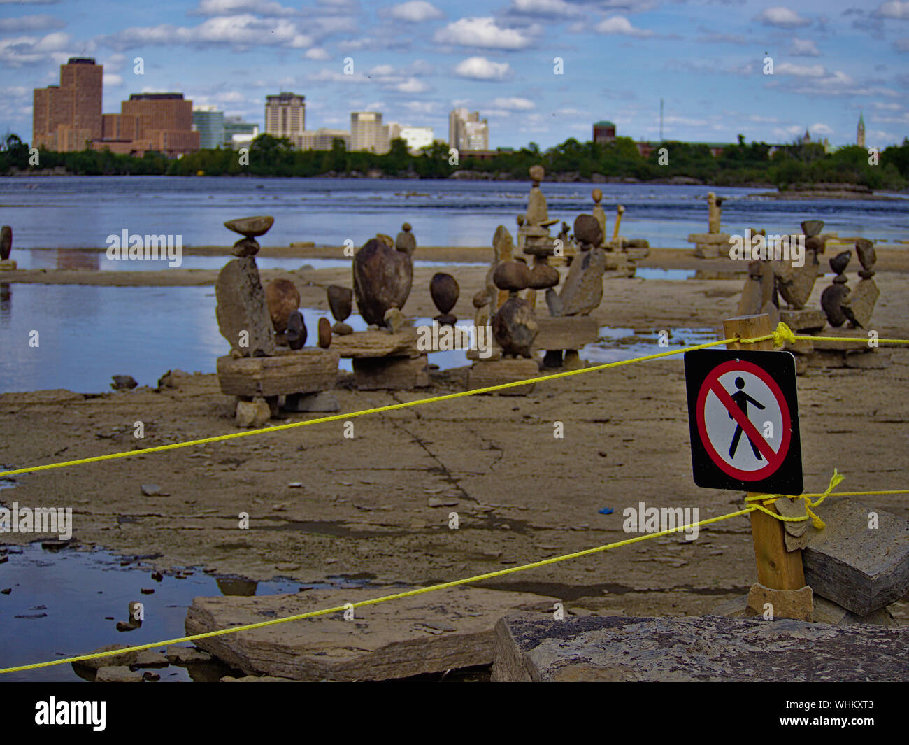 John Felice Ceprano der Balanced Rock Skulptur' 2019: das Doppelte der Symmetrie", Ottawa, Ontario, Kanada. Gatineau, Quebec, im Hintergrund. Stockfoto