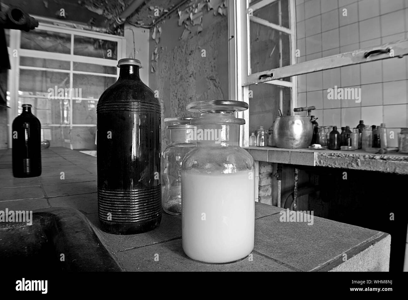 Flaschen Auf den Küchentisch in verlassenen Haus Stockfoto