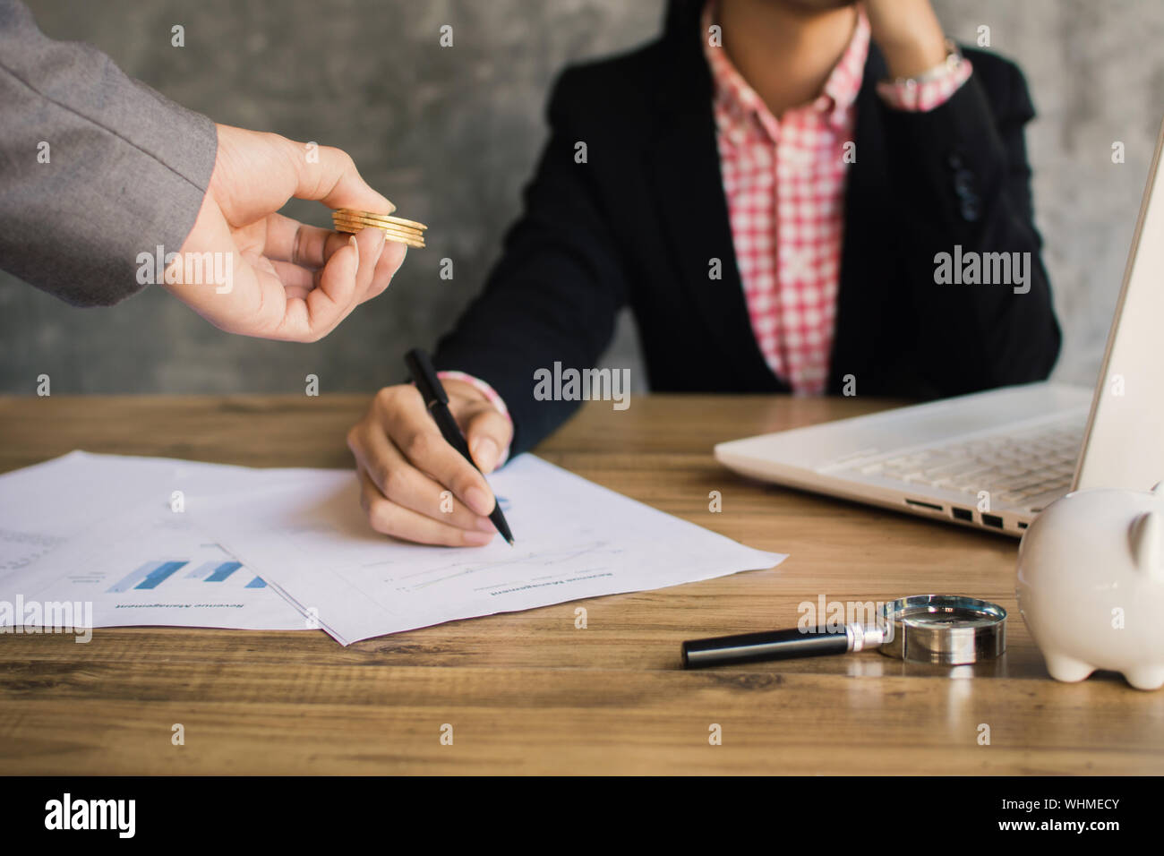 Mittelteil der Geschäftsfrau mit Kollege tun Papierkram auf Tisch Stockfoto