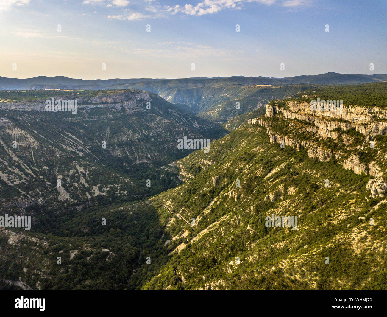 Luftaufnahme von Schluchten la Vis Tal schneiden durch Causse du Larzac im Cevennen-nationalpark, Südfrankreich. Stockfoto