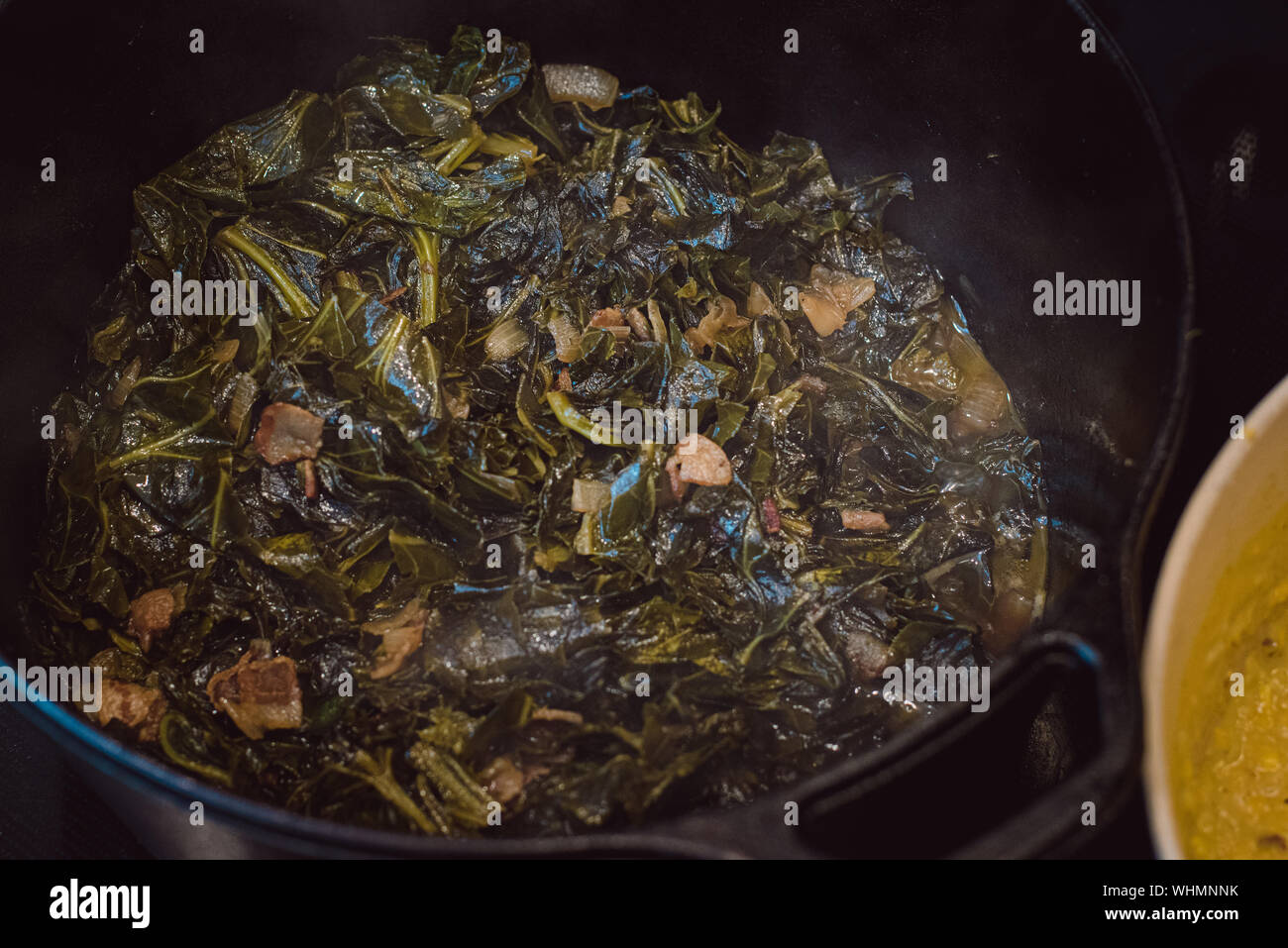 Für Generationen, US Southern Food ist ein Komfort Grundnahrungsmittel für Familien im amerikanischen Süden. Collard Greens gewürzt mit Speck sind süd Glückseligkeit. Stockfoto