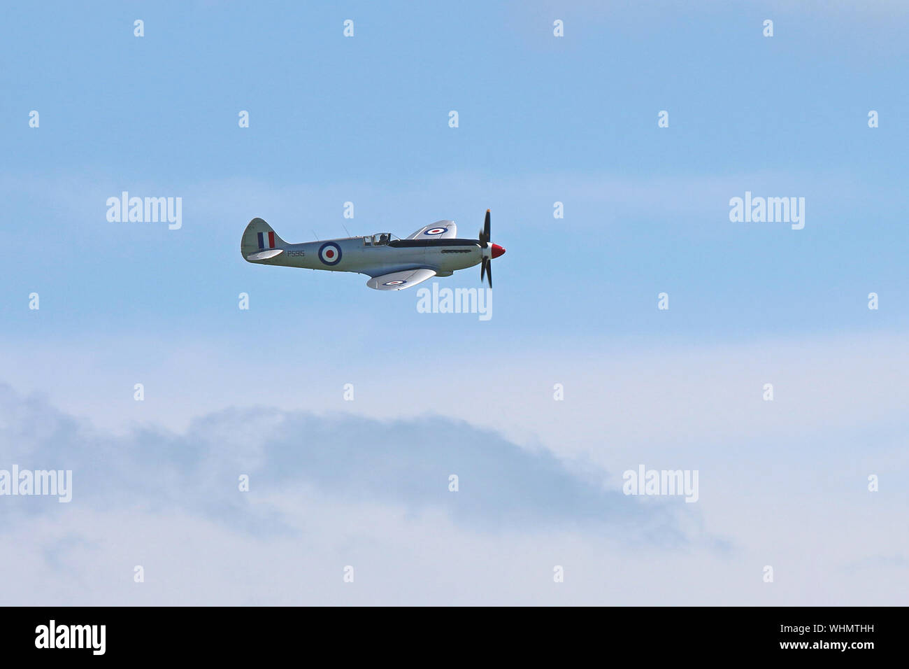 Seitenansicht eines Supermarine Spitfire der Schlacht um England Memorial Flight (BBMF). Das Flugzeug ist Fliegen ein. Eastbourne, August 2017. Stockfoto