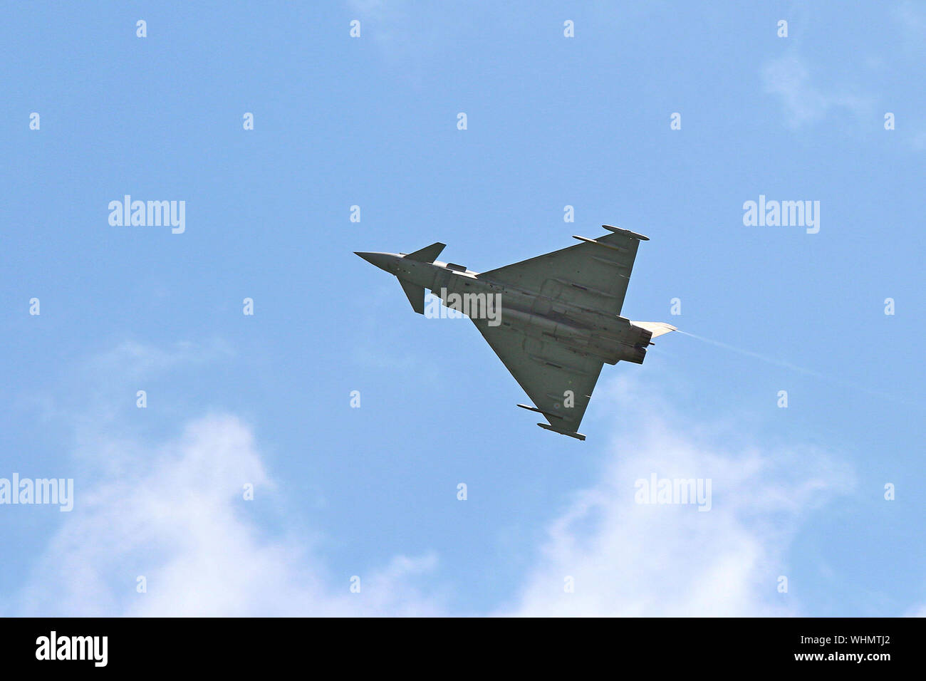 Ein Taifun FGR 4 Macht ein Donnerndes pass auf der Internationalen Luftfahrtausstellung in Eastbourne, August 2017. Dieses Kampfflugzeug ist an RAF Coningsby basiert. Stockfoto