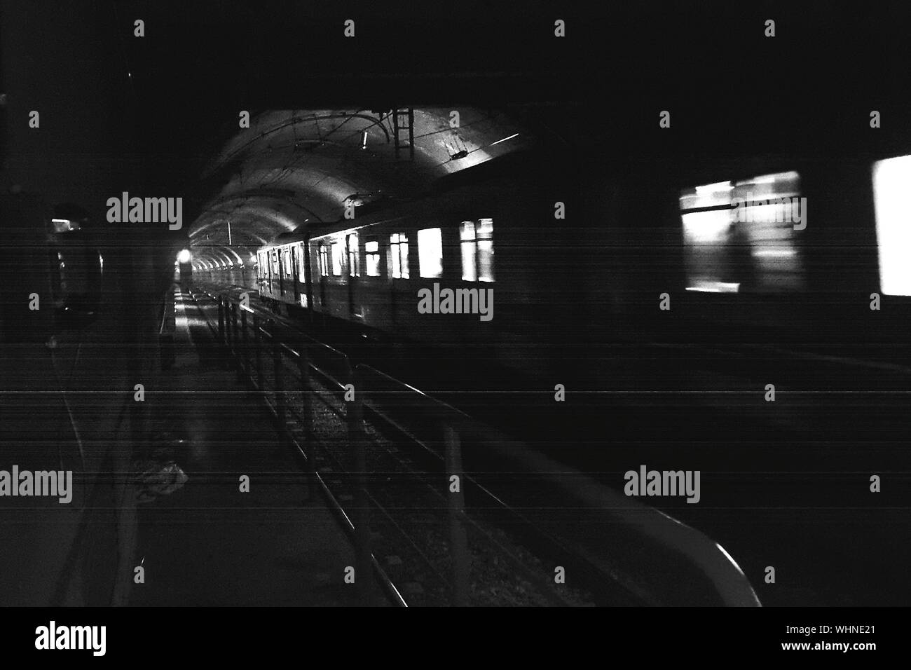 Beleuchtete U-Bahn im Tunnel Stockfoto