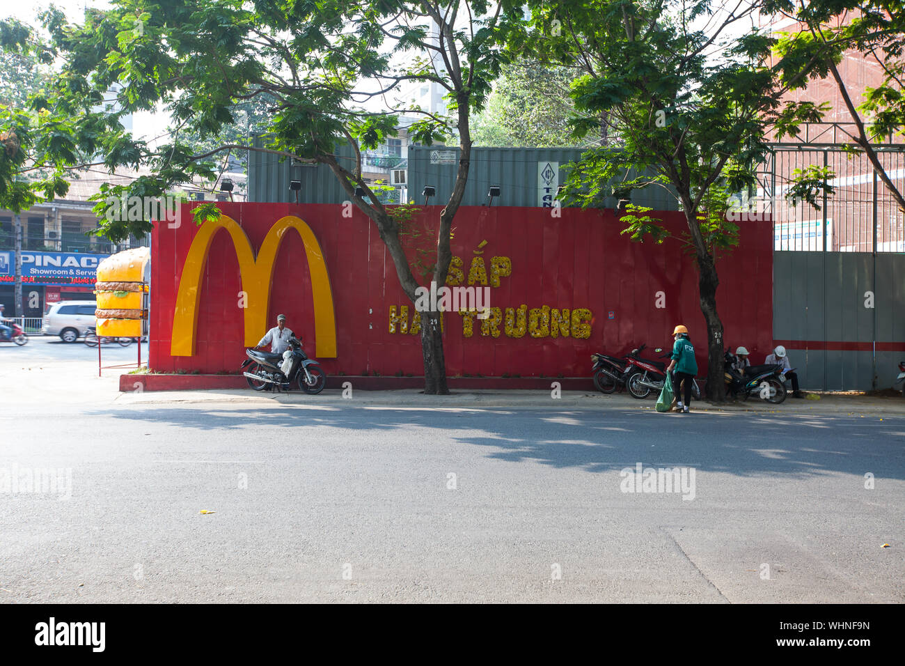 Werbung für das anstehende MacDonald Restaurant in Vietnam. McDonald's Vietnam eröffnete im Februar 2014 sein erstes Restaurant in Ho-Chi-Minh-Stadt. Stockfoto