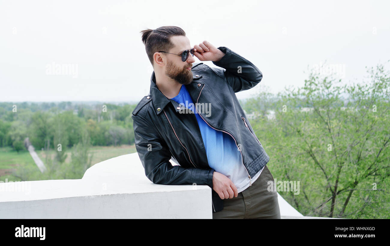 Seitenansicht fashion Portrait des Denkens stilvolle Jungen gut aussehenden Bärtigen hipster Mann in Sonnenbrille weg schauen. Stockfoto