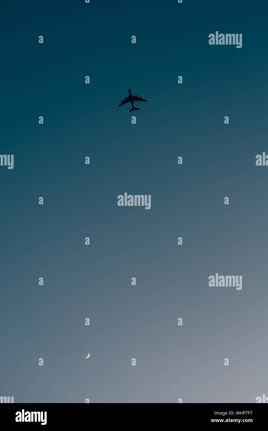 Flugzeug und Halbmond am Himmel Stockfoto