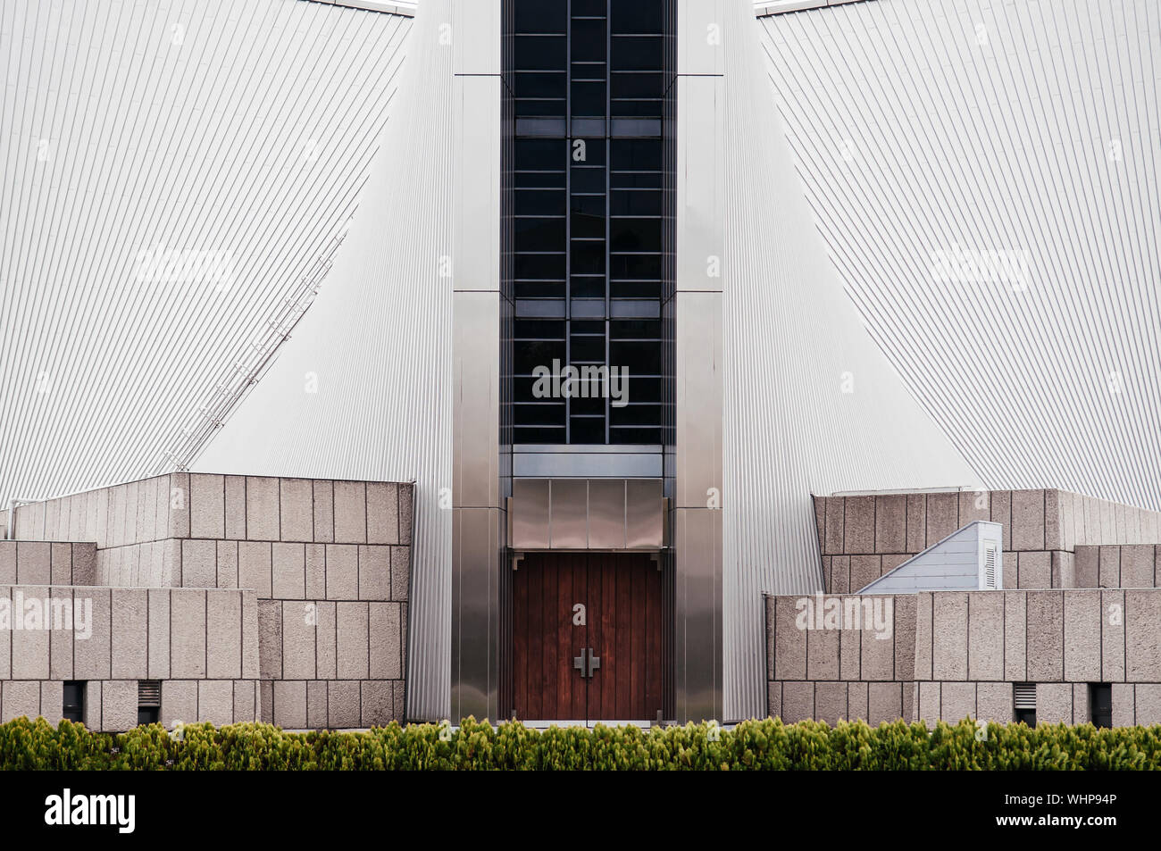 DEC 5, 2019 Tokyo, Japan - Tokyo St. Mary Kathedrale Kirche moderne Eingang und Metall Dach mit schönen Hang. Von Kenzo Tange entworfen und gebaut wurde, Stockfoto