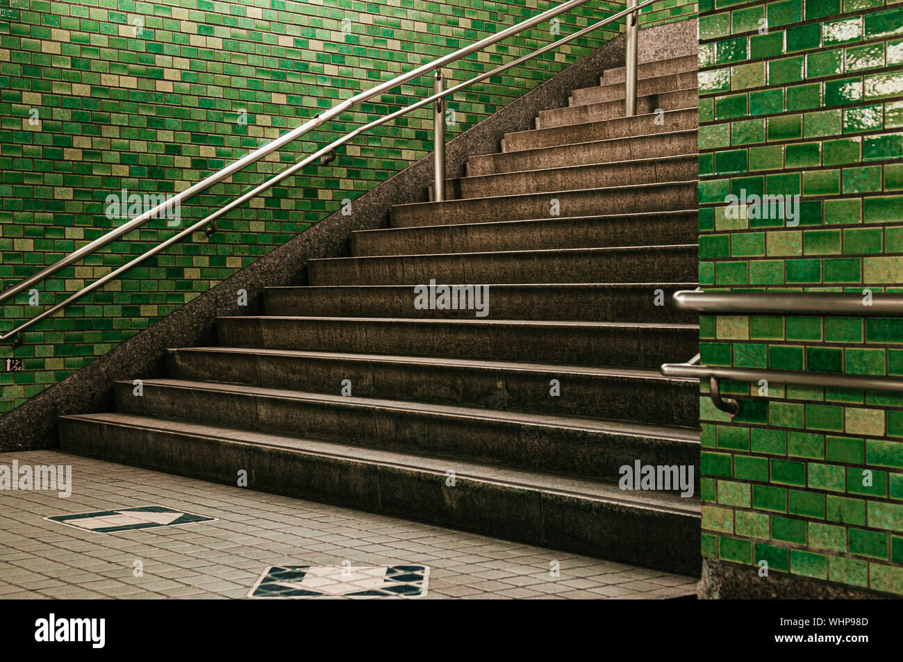 Tokioter U-Bahn Treppe zur Station unterirdische Passage mit Retro grünen Fliesen an der Wand Stockfoto