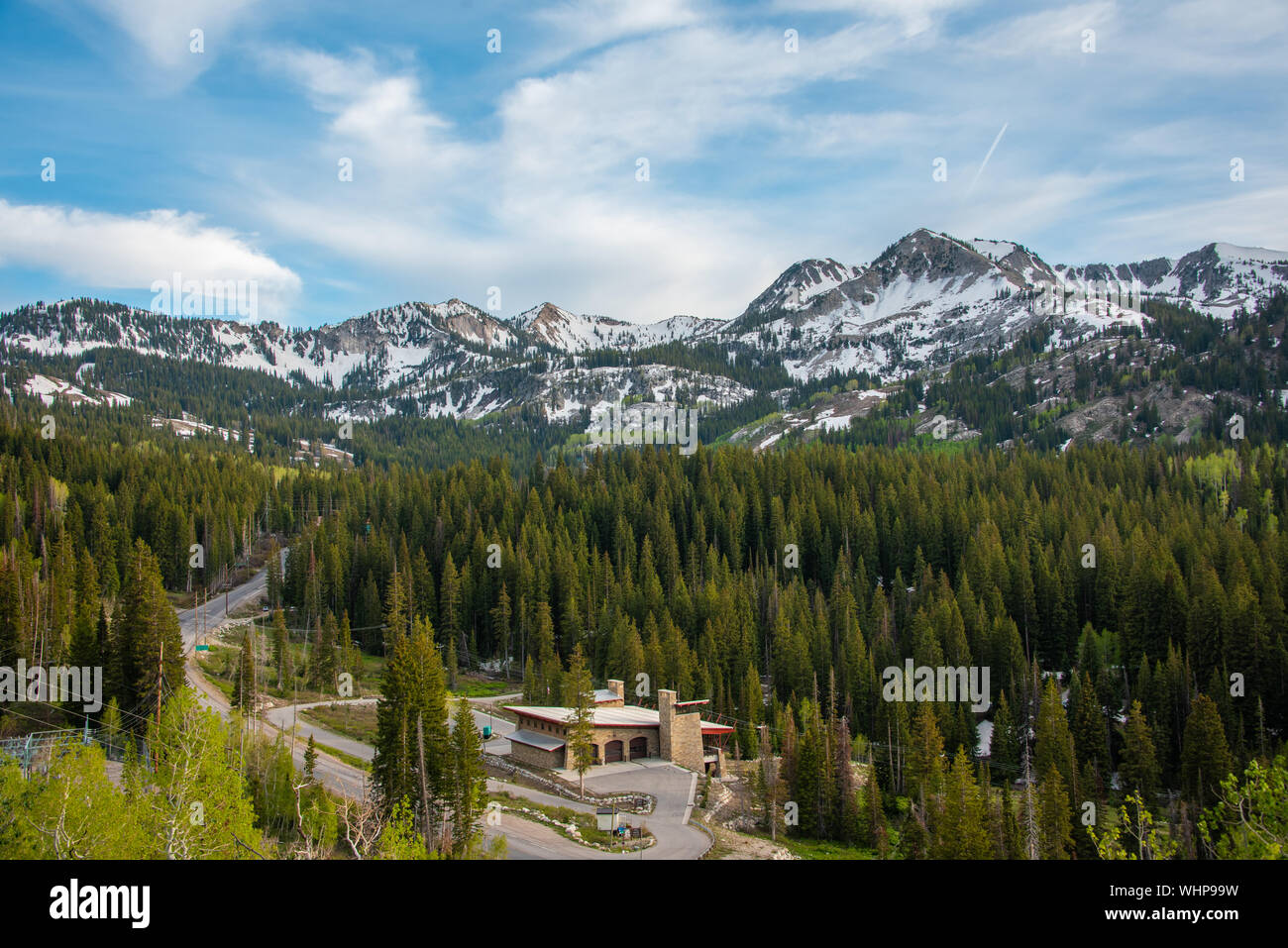 Blick auf die verschneiten Berge der Wasatch Range in der Nähe von Big Cottonwood Canyon, Utah Stockfoto