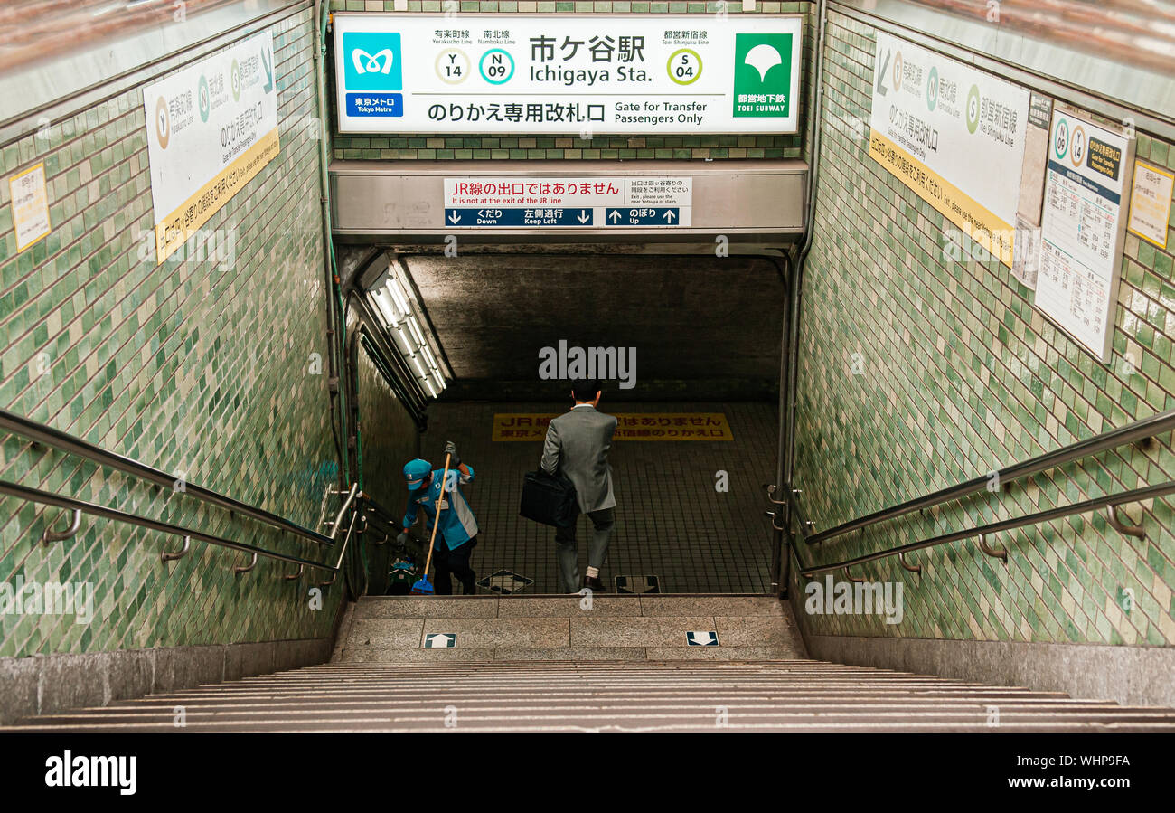 DEC 5, 2019 Tokyo, Japan - Tokio U-Bahn Eingang zur unterirdischen Gang retro Innenbereich fliesen Wand mit Business Mann hinunter und Arbeiter Reinigung s Stockfoto