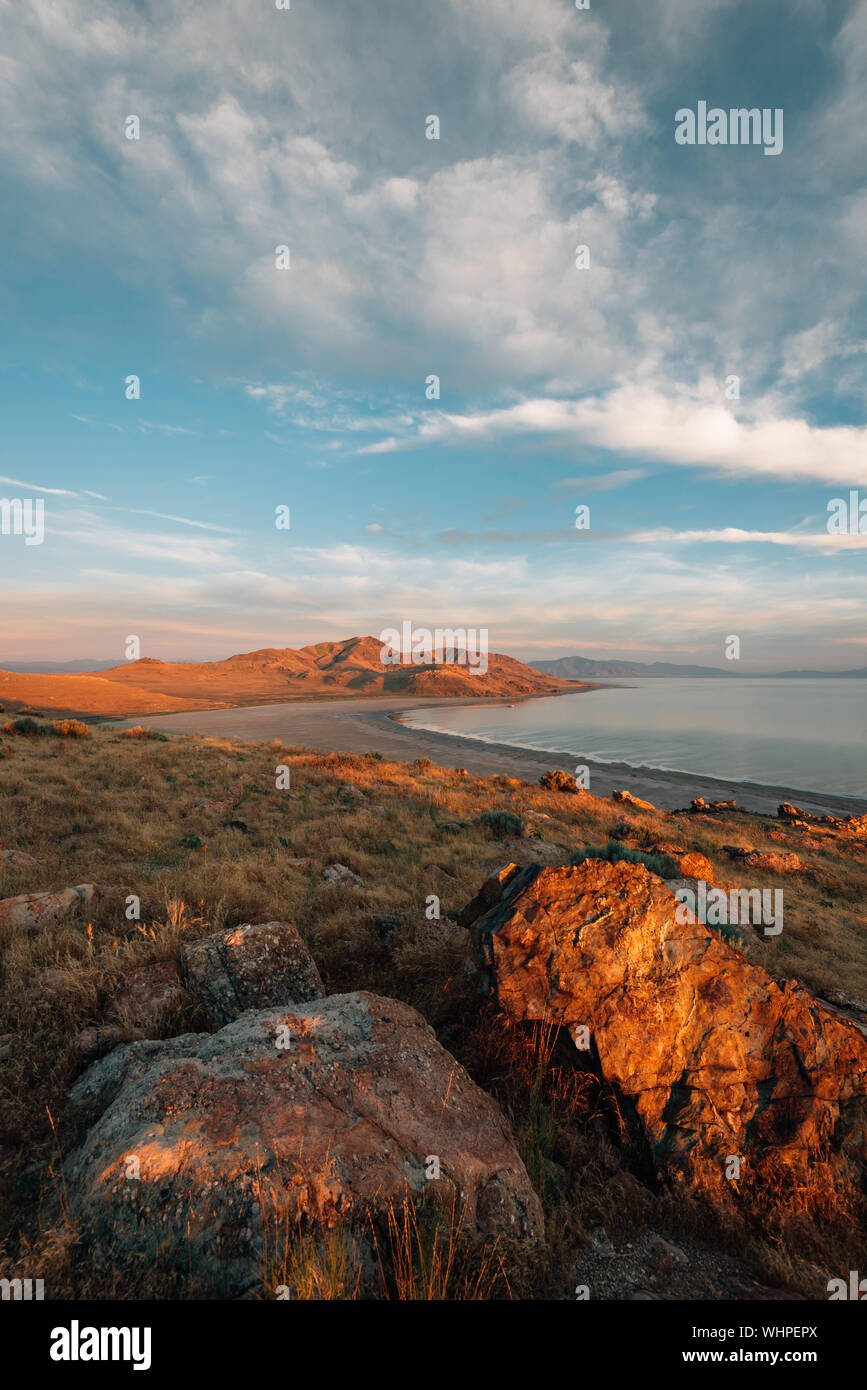 Blick auf den Großen Salz See bei Sonnenuntergang, auf Antelope Island State Park, Utah Stockfoto